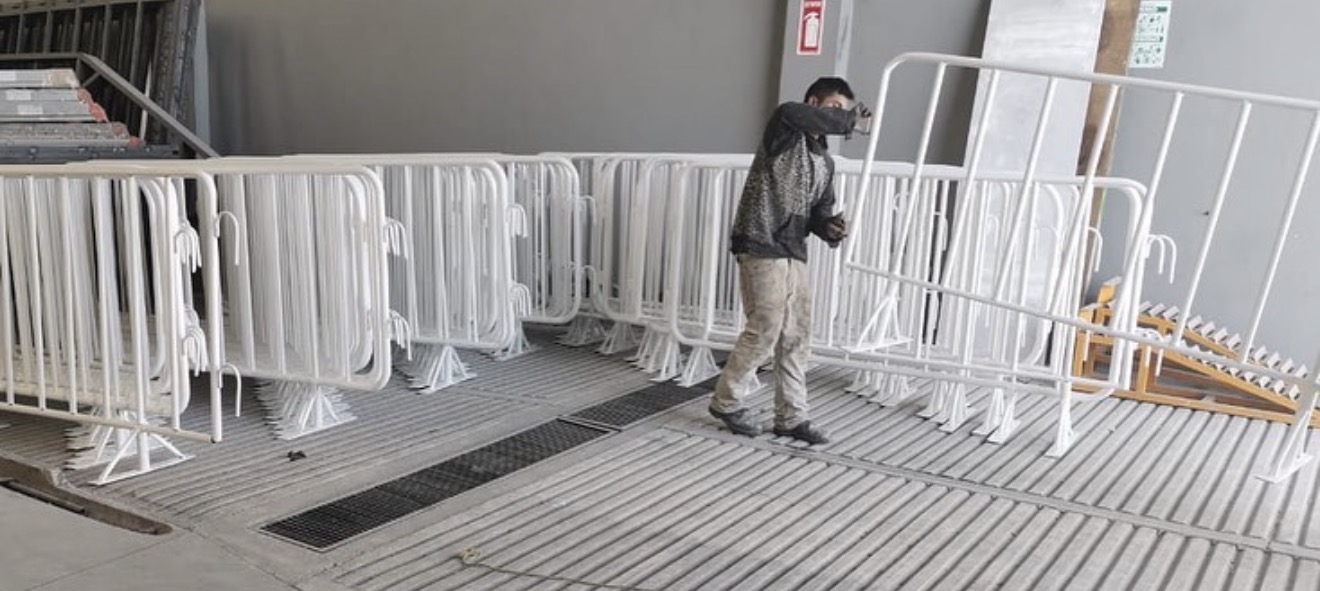 Operador acomodando vallas en bodega